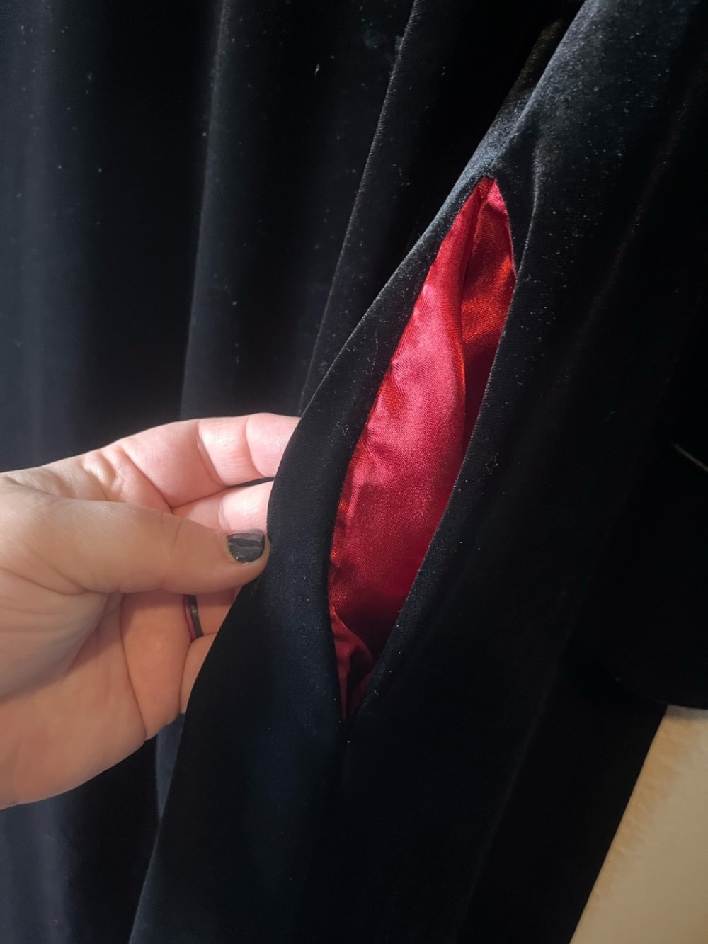 Black Velvet Robe with Red Satin Lining Soma L/XL - Picture 6 of 6